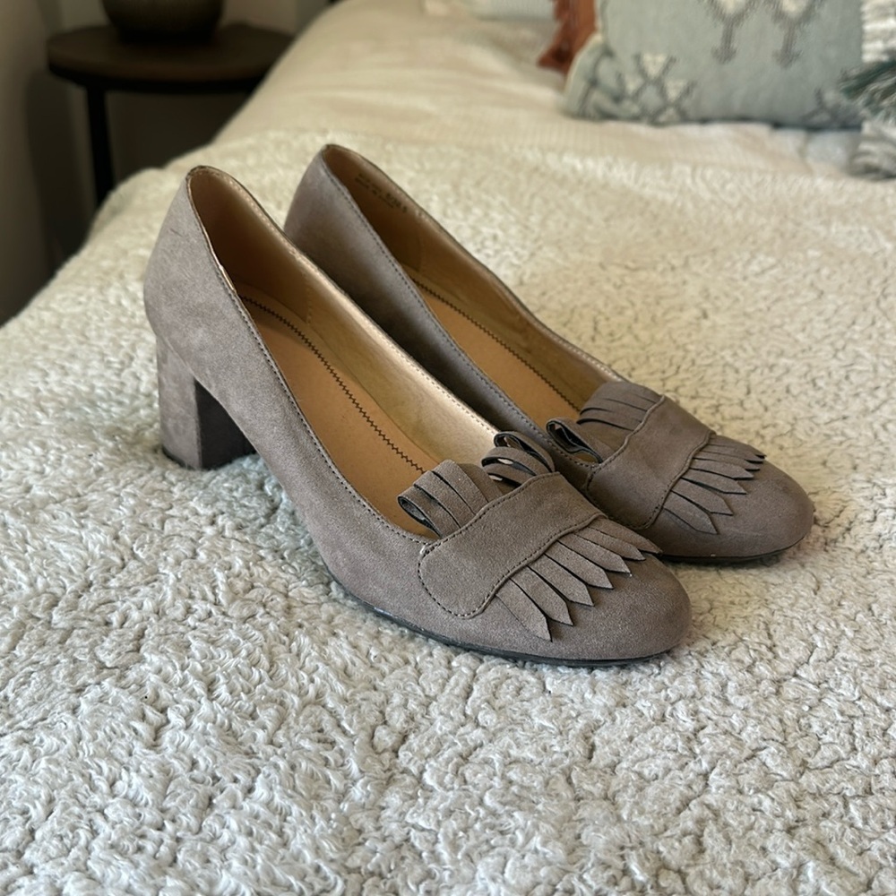 Chinese Laundry 8 Anete Tassle Fringe Block Heels Taupe Gray Brown Suede Pumps
